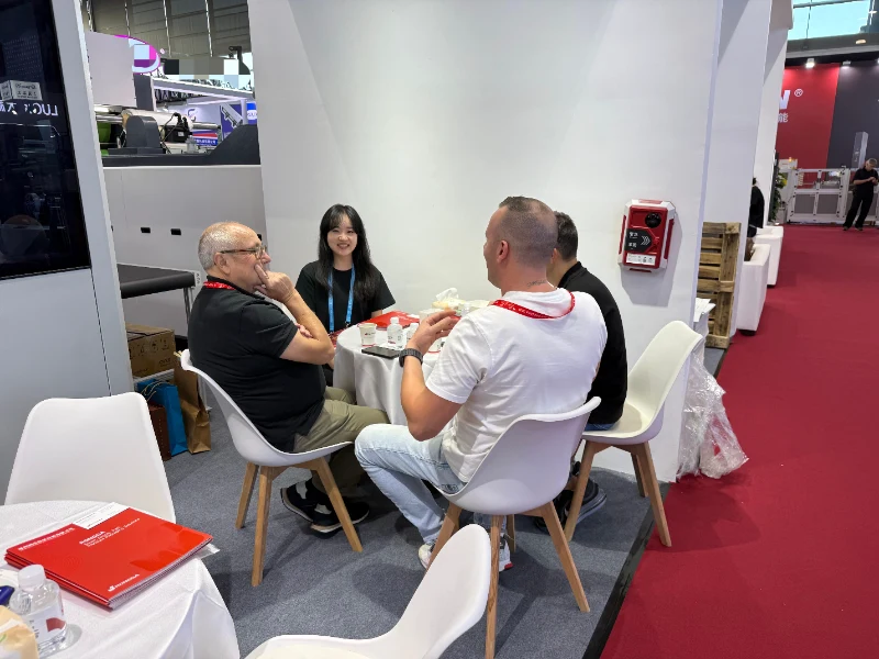 Rongda team with international visitors at All in Print China Shanghai exhibition booth